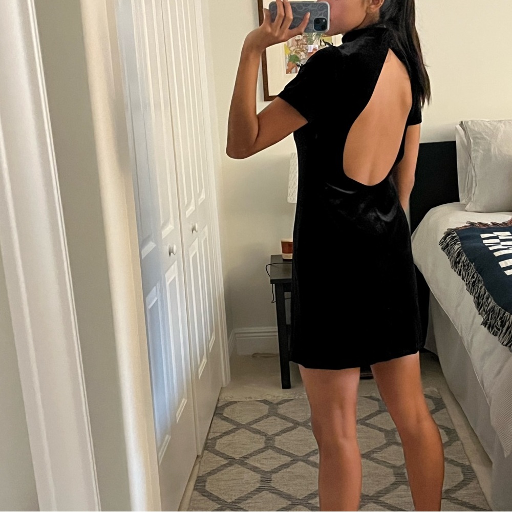 Black velvet backless dress